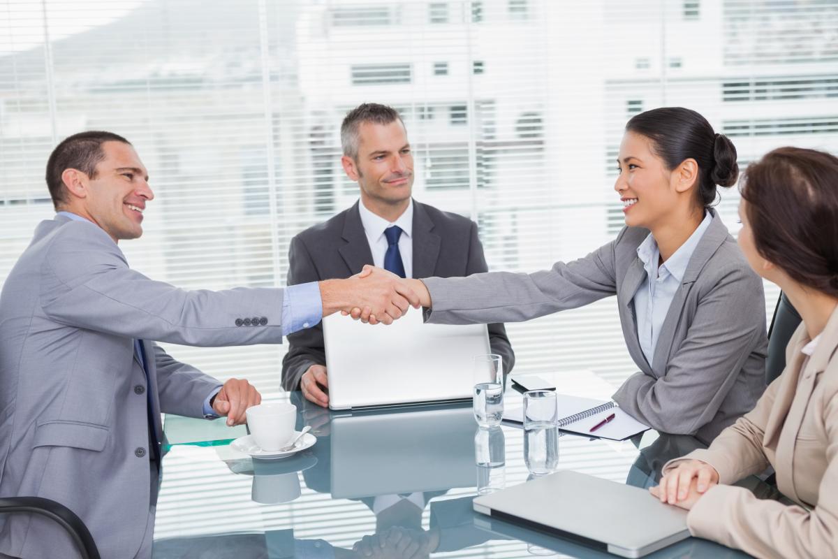 180410077 For BBR – Smiling Business People Shaking Hands